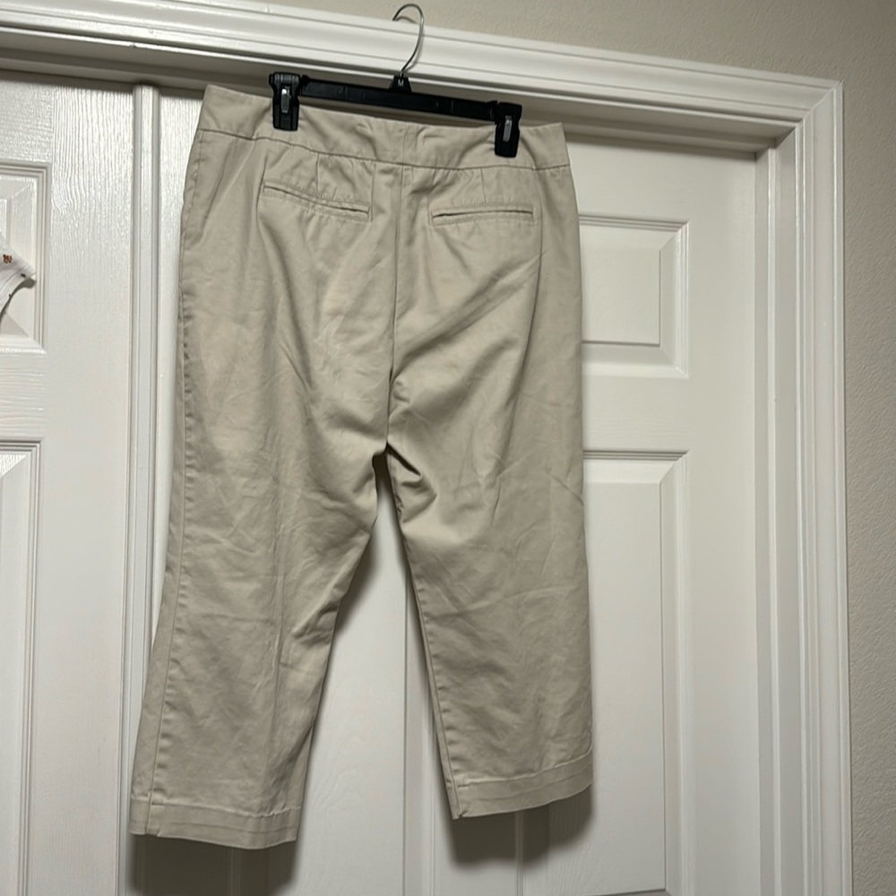 Charter Club Slim It Up Womens Capri. Size 12  No missing buttons. No tears